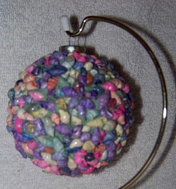 Ornament with dyed seaskells